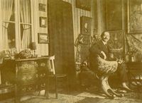 1917 Raoul dans son appartement a Montmartre 
