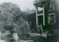 Raoul dans le jardin de sa maison ...